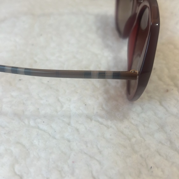 Burberry Sunglassess - Picture 4 of 7